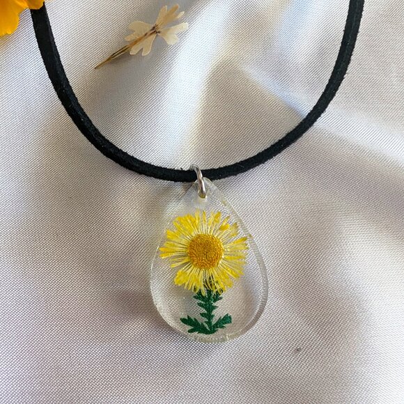 Tear Drop Shaped Beautiful Hand Made Yellow English Daisy Dried Flower Necklace - Picture 2 of 2
